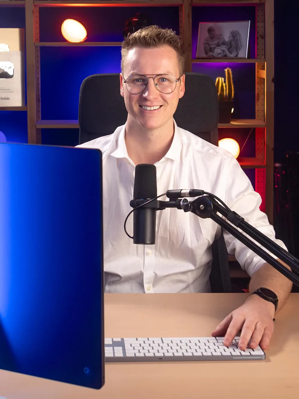 Ferdy at his desk, recording setup visible